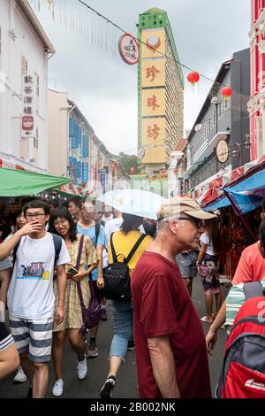 Singapur. Januar 2020. Die Menge in den Verkäuferständen auf dem Chinatown Street Market Stockfoto