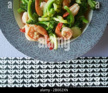 Rühren Sie gebratene Garnelen mit Broccoli, thailändischem Essen aus der Nähe Stockfoto