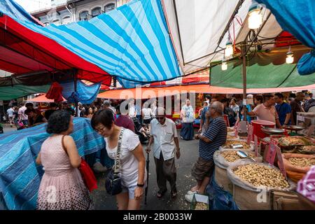 Singapur. Januar 2020. Die Menge in den Verkäuferständen auf dem Chinatown Street Market Stockfoto