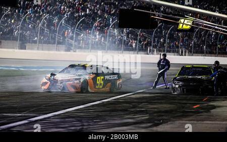 Daytona, Vereinigte Staaten. Februar 2020. Christopher Bell versucht, während des 62. Daytona 500, am Montag, 17. Februar 2020, in Daytona, Florida, zu seiner Grube zu kommen. Foto von Edwin Locke/UPI Credit: UPI/Alamy Live News Stockfoto