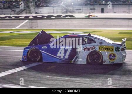 Daytona, Vereinigte Staaten. Februar 2020. Ricky Stenhaus pits for repairs during the 62. Daytona 500, on Monday, 17. Februar 2020 in Daytona, Florida. Foto von Edwin Locke/UPI Credit: UPI/Alamy Live News Stockfoto