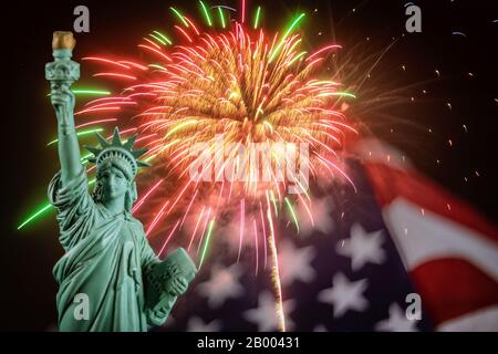 American Symbol Statue of Liberty Feuerwerk in der amerikanischen Flagge am 4. Juli in den Vereinigten Staaten Stockfoto