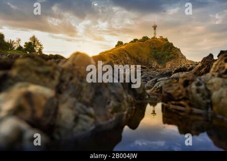 Helles Haus in Lanta Krabi mit Wasserspiegelung und blauem orangefarbenem Himmel bei Sonnenuntergang. Konzept für Reiseziel und Natur. Stockfoto