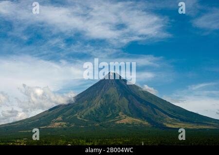 Mayon Volcano oder Mt. Mayon ist ein heiliger und aktiver Stratovulkan. Bekannt für seinen perfekten Kegel, ist es ein beliebtes Touristenziel. Stockfoto