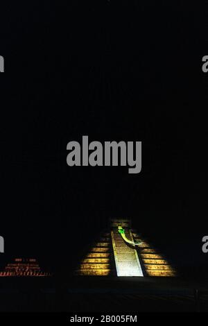 El Castillo oder der Tempel von Kukulkan (Kukulcan) in Chichen Itza, Yucatan, Mexiko während der Lichtshow in der Nacht Stockfoto