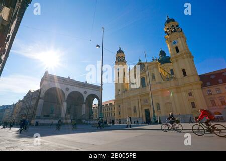 München, 2019: Germany-October der Odeonsplatz ist ein großer Platz im Zentrum von München, der sich im frühen 19. Jahrhundert entwickelt wurde. Stockfoto