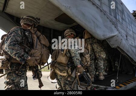 U.S. Marines with 2nd Battalion, 4th Marine Regiment, 1st Marine Division conduct a helo raid at Marine Corps Base Camp Pendleton, California, 5. Februar 2020. Die Marines wurden vom 1st Law Enforcement Battalion und 1st Combat Engineer Battalion unterstützt, um Letalität und Hone Combat Skills zu verbessern. (USA Foto des Marine Corps von Cpl. Austin Herbert) Stockfoto