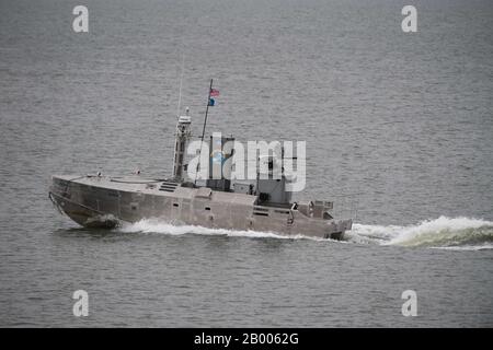 200212-N-BZ485-0181 NORFOLK, Virginia (Feb. 12, 2020) EINE entwicklungsfördernde, frühe Variante des Common Unmanned Surface Vehicle (CUSV) führt während ihrer Demonstration während des Citadel Shield-Solid Curtain 2020 auf der Naval Station Norfolk autonom Manöver auf dem Elizabeth River durch. (USA Navy-Foto von Mass Communication Specialist 3. Klasse Rebekah M. Rinckey/Veröffentlicht) Stockfoto