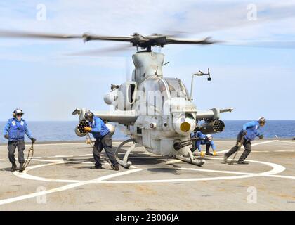 Philippinisches MEER (Feb. 12, 2020) Segelschiffe entfernen Unterlegkeile und Ketten aus einem AH-1Z Viper Hubschrauber, der dem Marine Medium Tiltrotor Squadron (VMM) 265 (Verstärkt) auf dem Flugdeck an Bord des Docklandungsschiffs "USS Germantown" (LSD 42) der Whidbey-Island-Klasse zugewiesen ist. Germantown, Teil der America Expeditionary Strike Group, 31. Marine Expeditionary Unit Team, ist im 7. US-Flottengebiet tätig, um die Interoperabilität mit Verbündeten und Partnern zu verbessern und dient als einsatzbereite Einsatzkräfte zur Verteidigung von Frieden und Stabilität in der Region Indopazifik. (USA Navy-Foto von Mass Communication Specialist Stockfoto