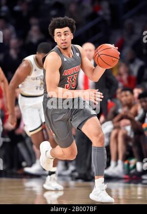 Atlanta, GA, USA. Februar 2020. Louisville Forward Jordan Nwora läuft auf einem Breakaway während der ersten Hälfte eines NCAA College-Basketballspiels im McCamish Pavilion in Atlanta, GA, auf dem Spielfeld. Austin McAfee/CSM/Alamy Live News Stockfoto