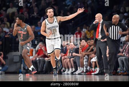 Atlanta, GA, USA. Februar 2020. Georgia Tech Guard Jose Alvarado feiert nach einem offensiven Spiel während der ersten Hälfte eines NCAA College-Basketballspiels gegen Louisville im McCamish Pavilion in Atlanta, GA. Austin McAfee/CSM/Alamy Live News Stockfoto