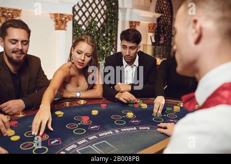 Freunde Glücksspiel Poker Roulette im Casino Stockfoto