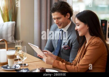 Geschäftsleute, Die ein Meeting Im Café haben Stockfoto