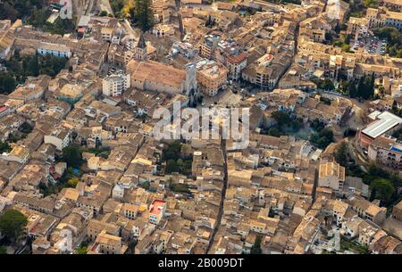 Luftbild, Blick auf die Stadt und das Stadtzentrum von Sóller, Sóller, Europa, Balearen, Spanien, Altstadt, es, Església parroquial de Sant Bartomeu de Sólle Stockfoto