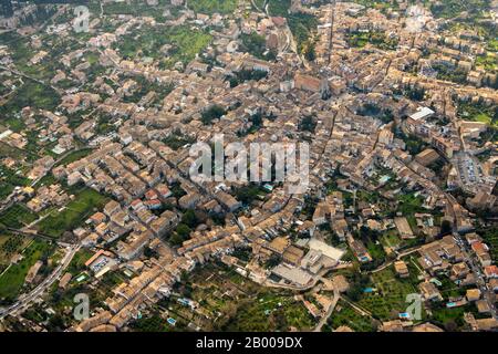 Luftbild, Blick auf die Stadt und das Stadtzentrum von Sóller, Sóller, Europa, Balearen, Spanien, Altstadt, Colegio Público Es Fossaret, es, Església parroqu Stockfoto