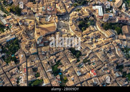 Luftbild, Blick auf die Stadt und das Stadtzentrum von Sóller, Sóller, Europa, Balearen, Spanien, Altstadt, es, Església parroquial de Sant Bartomeu de Sólle Stockfoto