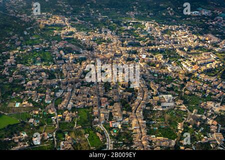 Luftbild, Blick auf die Stadt und das Stadtzentrum von Sóller, Sóller, Europa, Balearen, Spanien, Altstadt, Colegio Público Es Fossaret, es, Església parroqu Stockfoto