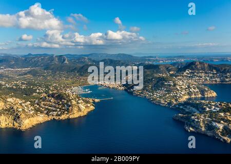 Luftbild, Hafen von Andratx, Hafen von Andratx, in malerischer Hügellandschaft, Andratx, Europa, Balearen, Spanien, Berge und Täler, Boote, Stockfoto