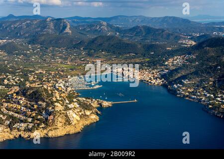 Luftbild, Hafen von Andratx, Hafen von Andratx, in malerischer Hügellandschaft, Andratx, Europa, Balearen, Spanien, Berge und Täler, Boote, Stockfoto