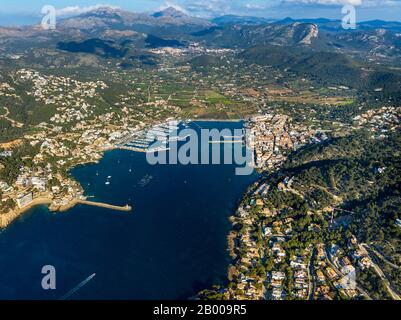 Luftbild, Hafen von Andratx, Hafen von Andratx, in malerischer Hügellandschaft, Andratx, Europa, Balearen, Spanien, Berge und Täler, Boote, Stockfoto