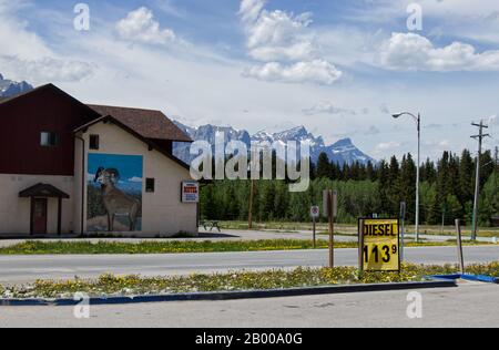 Canmore, Kanada - 2. Juni 2019: Das Bighorn Motel mit fantastischem Blick auf den Trans Canada Highway mit Bergen im Hintergrund Stockfoto