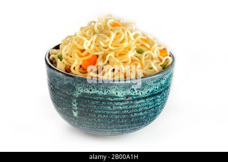 Instantnudeln mit Karotten und Hengsten, Gemüsesoba-Schüssel auf Weiß Stockfoto