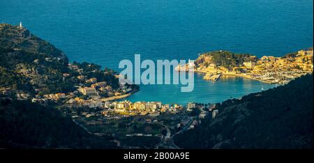 Luftbild, Port de Sóller, Hafen von Sóller, Hotelkomplexe mit blauem Meer, Leuchtturm Bufador, Leuchtturm von Cape Gros, Sóller, Europa, Balearen, Spa Stockfoto