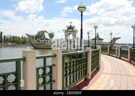Künstliche Lagune in der Omar Ali Saifuddin Moschee Stockfoto