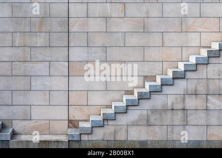Treppen aus Granit treten in den Hintergrund. Konstruktionsdetails, Seitenansicht. Stockfoto