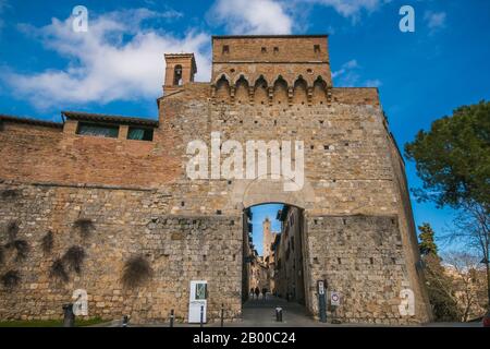 SAN GIMIGNANO, ITALIEN - 8. FEBRUAR 2020: Der Eingang für die schöne Stadt San Gimignano, EIN UNESCO-Weltkulturerbe seit 1990, Toskana Stockfoto