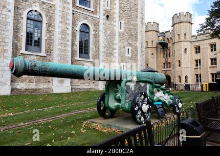 Eine maltesische Kanone aus dem 17. Jahrhundert im Tower of London. Diese berühmte Kanone wurde 1607 von den Malteserrittern in Auftrag gegeben Stockfoto