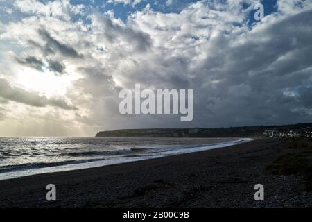 Das Ende des Sturms Ciara über die Küste des Ärmelkanals bei Seaton, Devon, England. Stockfoto