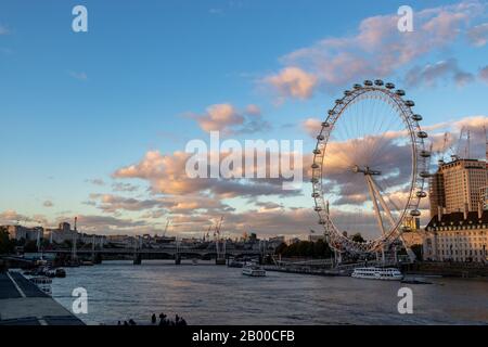 London, England - 21. September 2018: Blick auf London Eye bei Sonnenuntergang London Eye ist eine berühmte Touristenattraktion Stockfoto