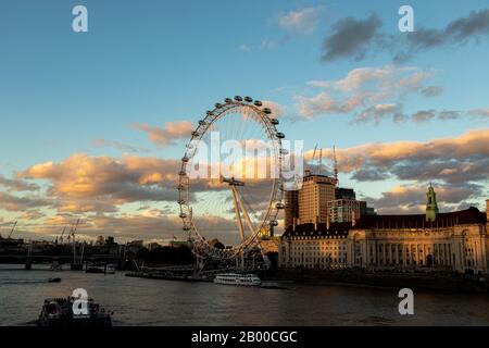 London, England - 21. September 2018: Blick auf London Eye bei Sonnenuntergang London Eye ist eine berühmte Touristenattraktion Stockfoto