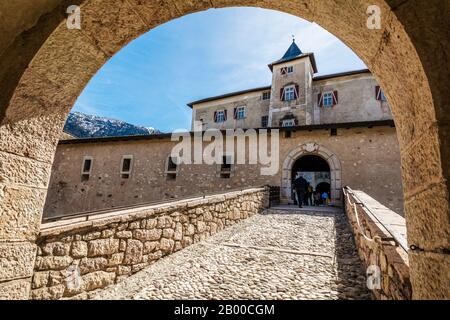 Castel Thun (oder Schloss Thun) ist eine monumentale und karge mittelalterliche Festung in Ton, Trentino Alto Adige in Italien, die über das Non Valley blickt. Stockfoto