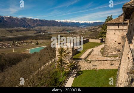 Castel Thun (oder Schloss Thun) ist eine monumentale und karge mittelalterliche Festung in Ton, Trentino Alto Adige in Italien, die über das Non Valley blickt. Stockfoto