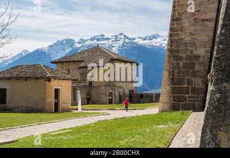 Castel Thun (oder Schloss Thun) ist eine monumentale und karge mittelalterliche Festung in Ton, Trentino Alto Adige in Italien, die über das Non Valley blickt. Stockfoto