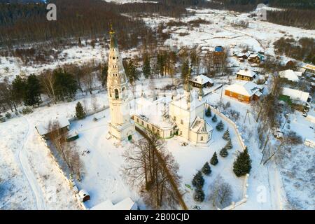 Blick auf die Kathedrale der Verklärung im Januar (Schießerei von einem Quadrocopter). Sudislavl. Kostroma Region, Russland Stockfoto