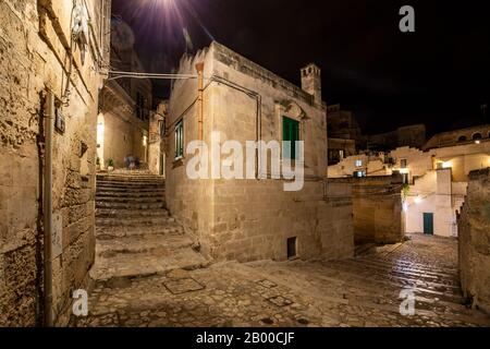 Typische gepflasterte Treppen in einer Seitenstraße, in der Sassi di Matera, einem historischen Viertel der Stadt Matera, liegt. Basilikata. Italien Stockfoto