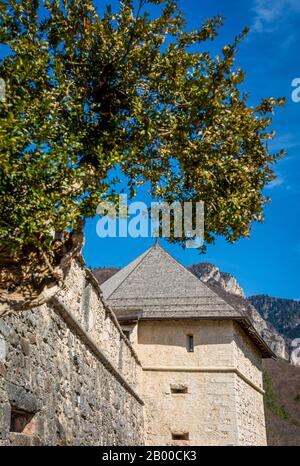 Castel Thun (oder Schloss Thun) ist eine monumentale und karge mittelalterliche Festung in Ton, Trentino Alto Adige in Italien, die über das Non Valley blickt. Stockfoto