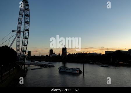 London, England - 21. September 2018: Blick auf London Eye bei Sonnenuntergang London Eye ist eine berühmte Touristenattraktion Stockfoto