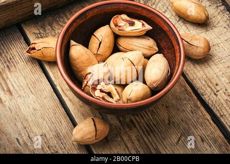 Pecan Nüsse in der Schüssel auf einem rustikalen Holztisch Stockfoto