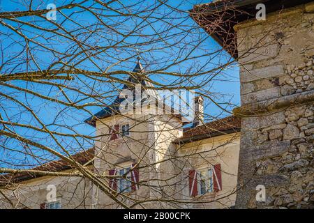 Castel Thun (oder Schloss Thun) ist eine monumentale und karge mittelalterliche Festung in Ton, Trentino Alto Adige in Italien, die über das Non Valley blickt. Stockfoto