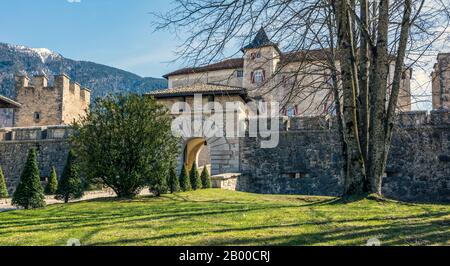 Castel Thun (oder Schloss Thun) ist eine monumentale und karge mittelalterliche Festung in Ton, Trentino Alto Adige in Italien, die über das Non Valley blickt. Stockfoto