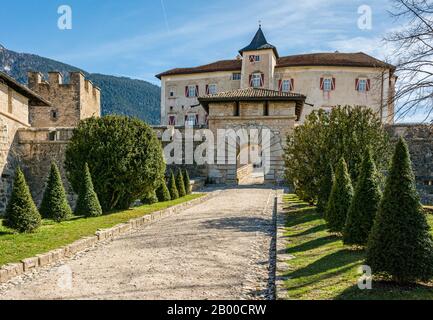 Castel Thun (oder Schloss Thun) ist eine monumentale und karge mittelalterliche Festung in Ton, Trentino Alto Adige in Italien, die über das Non Valley blickt. Stockfoto