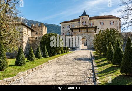 Castel Thun (oder Schloss Thun) ist eine monumentale und karge mittelalterliche Festung in Ton, Trentino Alto Adige in Italien, die über das Non Valley blickt. Stockfoto