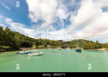 Insel Praslin/Seychellen - 06. Februar 2020: Blick von Praslin Marina Seychellen Richtung Anse Lamour Stockfoto