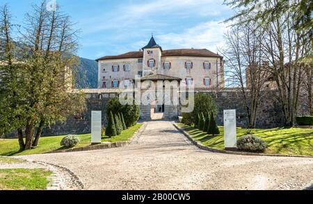 Castel Thun (oder Schloss Thun) ist eine monumentale und karge mittelalterliche Festung in Ton, Trentino Alto Adige in Italien, die über das Non Valley blickt. Stockfoto