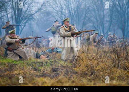 Gatchina, RUSSLAND - 07. NOVEMBER 2015: Soldaten der Armee von General Yudenich auf dem Schlachtfeld. Ein Fragment der internationalen Militärhistorie Stockfoto