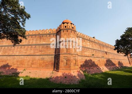 Große rote Mauer der roten Festung in Neu-Delhi am sonnigen Tag Stockfoto